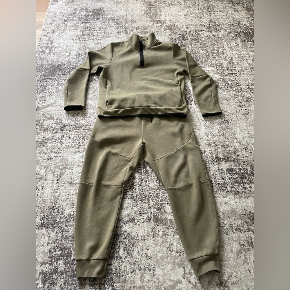 Men’s Nike tech sweatsuit set size L top and bottom